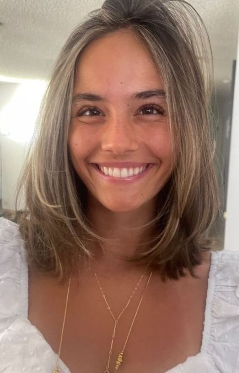 Aesthetic Mid Length Haircut, Haircut At Collarbone, Light Highlights On Brown Hair Short, Collarbone Length Hair No Layers, Cute Short Haircuts Straight Hair, Cute Wavy Bob, Light Brown Hair On Short Hair, Makayla Storms Hair, Short Haircut Women Thick Hair