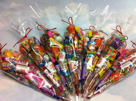 Retro sweetie candy cones! #sugarhug #sweets #candy #retro #cone #sweeties #candies #swizzels #personalised Wrapped Sweets Candy, Corporate Gift Baskets Business, Christmas Desserts Grinch, Birthday Dinner Menu, Mimi Birthday, Individually Wrapped Candy, Candy Gift Baskets, Candy Cone, Thali Decoration Ideas