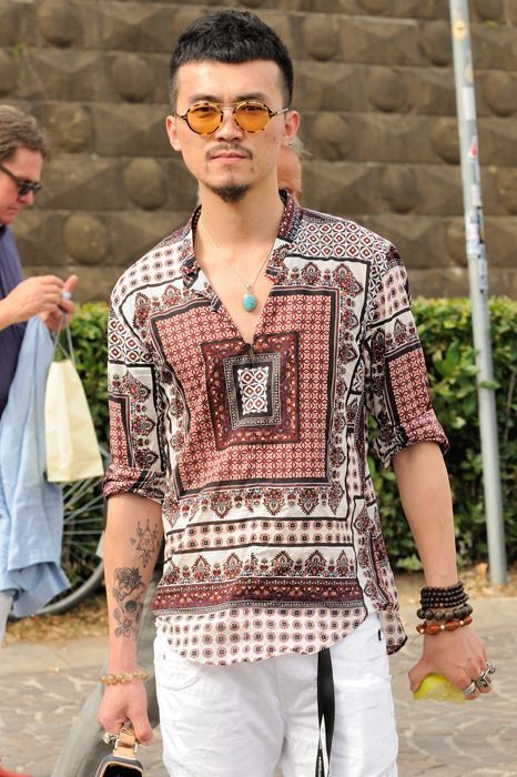 Just because it's hot outside doesn't mean you can't look cool.  Men's Bohemian Fashion for Summer {Men's boho bohemian hippie fashion, style guide} Men's summer fashion. Bohemian Party Outfit, Bohemian Outfit Men, Bohemian Attire, Indie Outfits Men, Street Style Jeans, Bohemian Men, Mens Fashion Summer Outfits, Bohemian Style Men, Hippie Mode