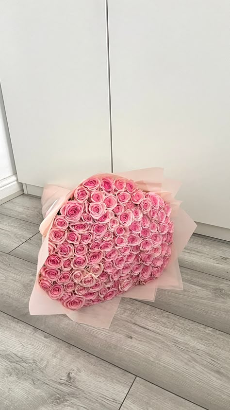 Be sure to show a special someone some love and appreciation with a handmade bouquet using 100 pink roses. 100 Pink Roses Bouquet, 100 Roses Bouquet, Pink Birthday Gifts, Pink Bouquet Flowers, Pink Flowers Bouquet, Pretty Bouquets, Pink Roses Bouquet, Bouquets Of Roses, Love Bouquet