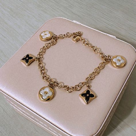 Charming Gold Bracelets Lv Jewelry, Sparkling Accessories, Louis Vuitton Bracelet, Expensive Jewelry Luxury, Fasion Outfits, Designer Bracelet, Gold Pendant Jewelry, Jewelry Bracelets Gold, Louis Vuitton Jewelry