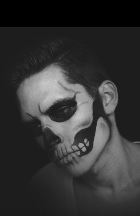 Mens Skull Makeup, Man Skull Makeup, Skeleton Makeup Half Face, Ghost Makeup, Skeleton Makeup, Halloween Pumpkins Painted, Makeup Easy, Scary Makeup, Halloween Makeup Easy