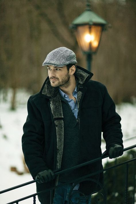 winter in the park Flat Cap Men, Cool Winter, Winter Outfits Men, Sharp Dressed Man, Flat Cap, Winter Trends, Henry Cavill, Mens Winter Fashion, Well Dressed Men