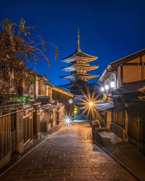 Night Life Photography, Kyoto Golden Temple, Yasaka Pagoda, Outdoor Photography Tips, Kyoto Geisha District, Travel Photography Europe, Night Time Photography, Yasaka Shrine Kyoto, Dslr Photography Tips