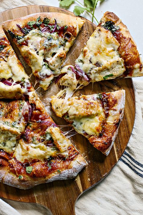 Best Bbq Chicken, Barbecue Pizza, Friday Night Pizza, Barbecue Chicken Pizza, Barbecue Side Dishes, Barbecue Chicken Recipe, Homemade Crust, Homemade Barbecue, Bacon Pizza