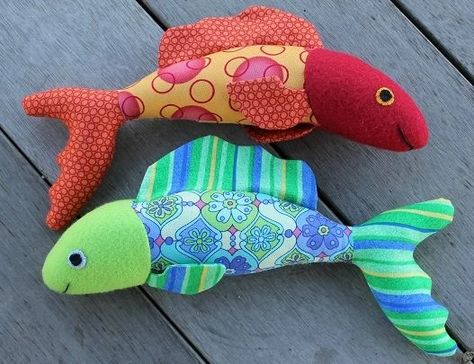 Fish Pillow, Fish Template, Fabric Fish, Fish Crafts, Sewing Stuffed Animals, Baby Sewing Projects, Craft House, Creation Couture, Vintage Crafts