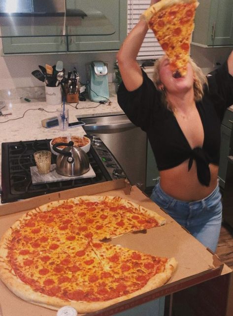 Bachelorette Pizza Night, Pizza Restaurant Aesthetic, Party Inspo Aesthetic, Emma Leger, Pizza Party Birthday, Birthday Pizza, Friend Dates, Pizza Photo, New York Pizza