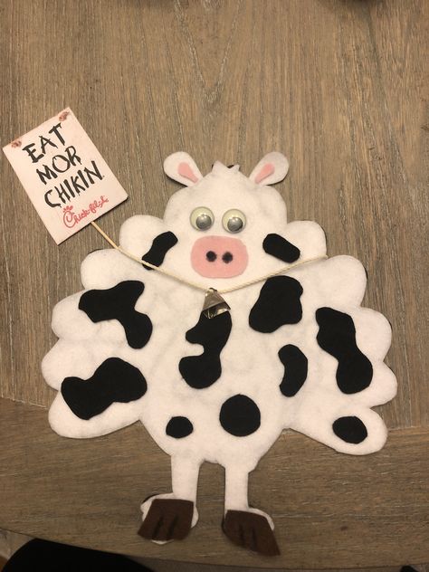 Hide a turkey kids project. Chick fil a cow. Turkey Disguise Project Ideas, Turkey In Disguise, Disguise A Turkey, Turkey Activity, Turkey Disguise Project, Turkey Project, Thanksgiving Crafts Preschool, Kindergarten Projects, Turkey Disguise