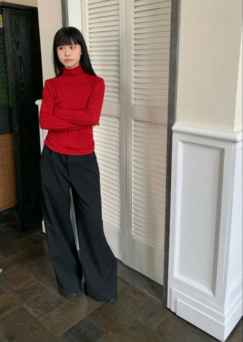 Black Flair Pants Outfits Winter, Sleek Going Out Outfits, Trench Winter Outfit, Business Proffesional Outfit Women, Classic 90s Outfit Women, 90s Womens Workwear, Minimalist 90s Fashion, 90s Minimalism Fashion Winter, Suit Pants Outfit Women