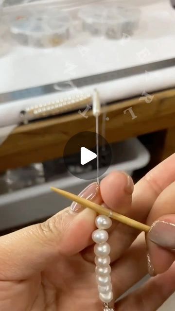 Pearl Knotting Tutorial, Pearl Jewelry Aesthetic, Pearl Knotting, Couture Beading, Hair Bow Tutorial, Beaded Jewelry Necklaces, Pearls Jewelry, Baby Girl Outfit, Artwork Creative