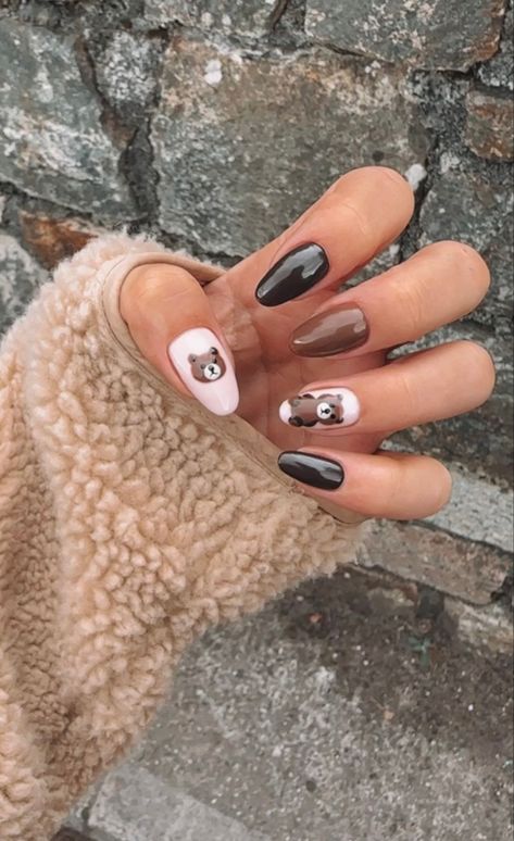 Basic September Nails, Bear On Nails, Brown Autumn Nails Almond, Nail 2023 Autumn, Easy Brown Nails, Teddy Nail Design, Biab Nail Ideas Autumn, Teddy Bear On Nails, Brown Bear Nails Design