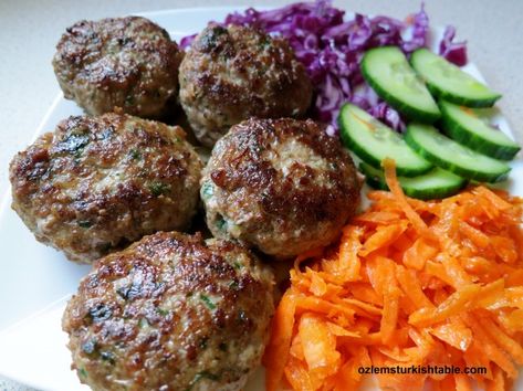 Turkish Meatballs, Red Cabbage Salad, Turkish Food, Holiday Dinners, Mediterranean Food, Paleo Lunch, Cabbage Salad, Minced Meat, Ground Meat