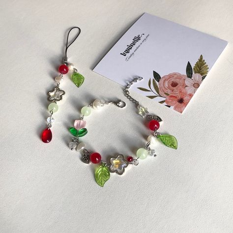 Beaded Bracelets Glass Beads, Custom Phone Cases Ideas, Cherry Beads, Ombre Bracelet, Manik Manik, Dreamy Garden, Bead Keychain, Gelang Manik-manik, Set Bracelet