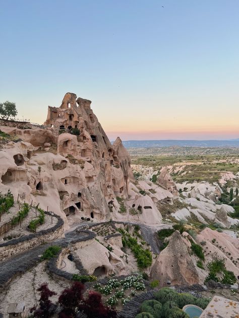 The image shows a natural rock formation and landmark, the Uchisar Castle, in Cappadocia, Turkey at sunset. Uchisar Turkey, Cappadocia Turkey Hot Air Balloon, Turkey Hot Air Balloon, Uchisar Castle, Destination Vacation, Turkish Desserts, Cappadocia Turkey, Turkey Travel, Project Photo