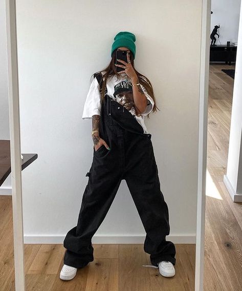 White Overalls Outfit, Black Overalls Outfit, Overalls Outfit Aesthetic, White Tees Outfit, Overall Outfit, Overalls Outfit, Outfit Streetwear, Winter Fashion Outfits Casual, Tomboy Style Outfits