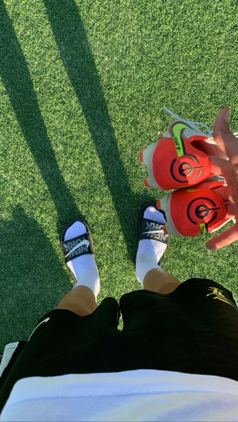 Football Shoes Aesthetic, Soccer Guys Aesthetic, Futbol Fake Story, Footballer Aesthetic, Boy Snaps Pic, Football Motivation, Girls Soccer Cleats, Football Aesthetic, Snap Dance