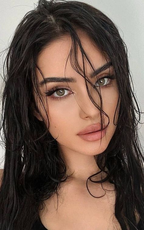 Makeup Looks No Eyeliner, Full Face Makeup Looks, Black Hair Hazel Eyes, Face No Makeup, Face Makeup Looks, Hilarious Tweets, Portrait Photography Women, Full Face Makeup, Flawless Beauty