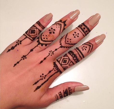 Hana Design Easy, Hannah Ideas Hand, Hana Tato Ideas, Hana Tato, Simple Hannah Design, Henna Rings, Hanna Tattoo, Mehendi Tattoo, Henna Mendhi