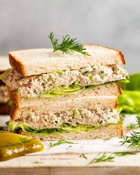 Tuna sandwich Tuna Sandwich Recipes, Tuna Fish Sandwich, Tin Eats, Sour Pickles, Vegetable Bread, Tuna Salad Sandwich, Food Pic, Mind Diet, Tuna Sandwich