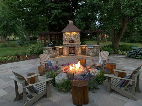 Outdoor Fire Pit And Kitchen, Outdoor Pizza Oven Patio, Fire Pit And Pizza Oven, Outdoor Kitchen With Pizza Oven Ideas, Outdoor Patio With Pizza Oven, Outdoor Oven And Fireplace, Woodfire Pizza Oven Outdoor Area, Fire Pit Pizza Oven, Patio With Pizza Oven