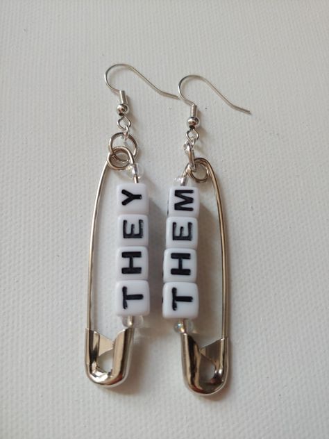 Pronoun Pins Diy, Pride Jewellery Diy, Pronouns Bracelets, Pride Jewelry Diy, Aretes Aesthetic, Pride Crafts, Fete Ideas, Safety Pin Crafts, Pride Jewelry