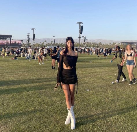 Asian Rave Outfit, Coachella Outfit Black, Julia Ma, Rave Boots, Summer Pose, Asian Festival, Cochella Outfits, Rave Aesthetic, Rave Concert