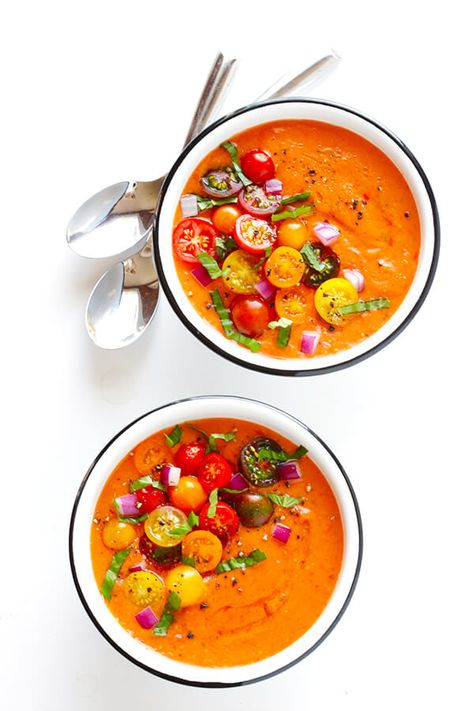 Blender Soups, Gazpacho Soup, Gazpacho Recipe, Chilled Soup, Summer Soup, Gimme Some Oven, Summer Veggies, Think Food, Gazpacho