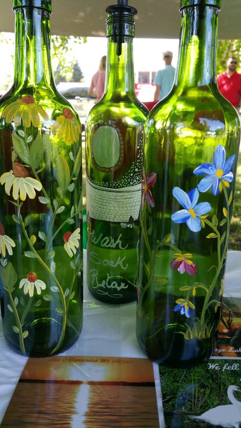 Creative Things To Do With Wine Bottles, Art On Wine Bottles, Painting Wine Bottles Ideas, Paint Wine Bottles Ideas, Green Wine Bottle Crafts, Crafts To Do With Glass Bottles, Green Glass Bottle Painting, Painted Wine Bottles Ideas, Diy With Wine Bottles