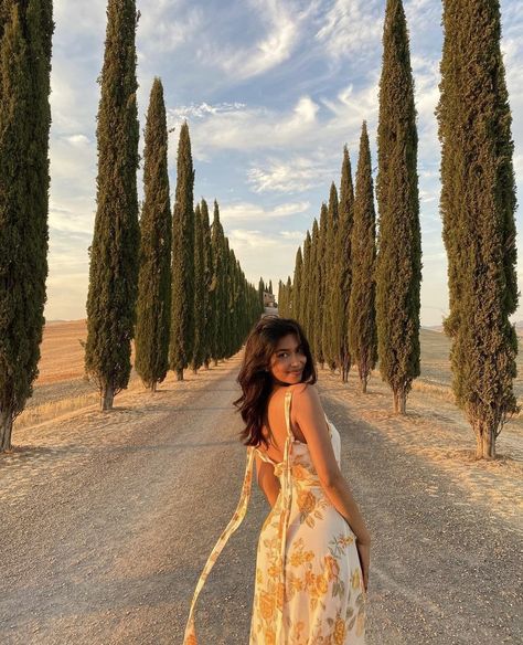 Tomato Girl Aesthetic, Mishti Rahman, Italy Girl, Tomato Girl, Travel Pose, Italian Aesthetic, Travel Picture Ideas, Italy Pictures, Summer Poses