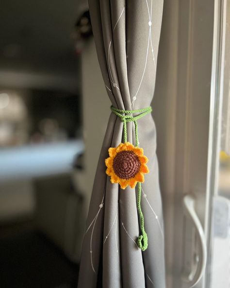 Change your little things change your day🥰. Beautiful crochet sunflower curtain tie-back #crochetaddict #crochetaddict #crochetersofinstagram #crochet #quincrochetgifts Crochet Curtains Holder, Curtain Holder Crochet, Sunflower Curtains, Sunflower Motif, Flower Jewelry Designs, Sunflower Wall Decor, Curtain Holdbacks, Flower Curtain, Curtain Holder