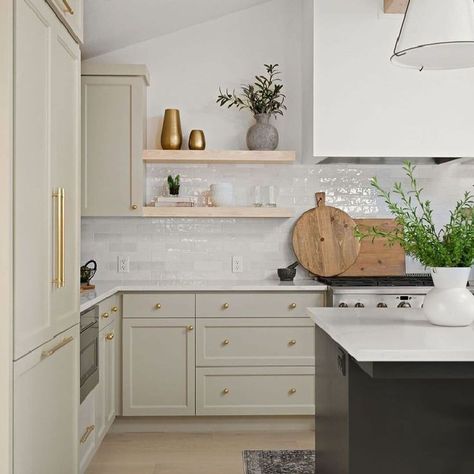 Beautiful kitchen with putty, greige, or mushroom paint color on cabinets - TTMhomedesign. #kitchendesign #putty #modernfarmhouse #openshelves Putty Kitchen Cabinet, Greige Kitchen Cabinets, Kitchen Moodboard, Flip Houses, Greige Kitchen, Green Kitchen Cabinets, Beige Kitchen, Wall Units, Kitchen Cabinet Colors