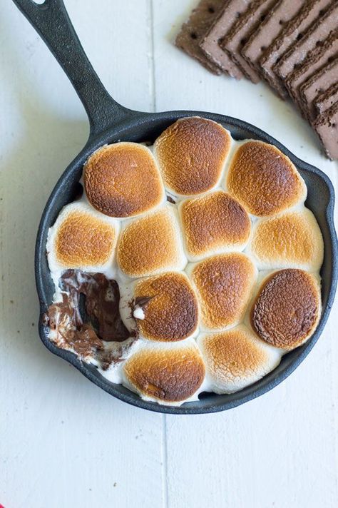 Try this fun and fast twist on your classic s'more with this delicious s'mores dip that goes from stove to oven to table in just 10 minutes! Smores Dip, Smore Recipes, Baker Man, Cast Iron Skillet, Camping Food, Iron Skillet, S Mores, Food Obsession, Pretty Food