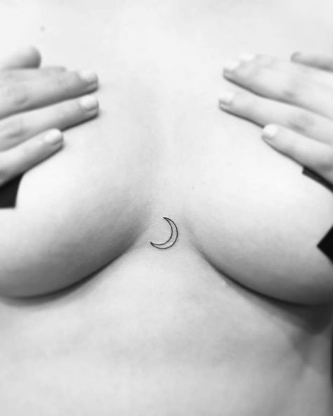 Sternum Moon Tattoo, Moon Sternum Tattoo, Tattoos Inspo, Crescent Moon Tattoo, Sternum Tattoo, Little Tattoos, Style Minimalist, Minimalist Tattoo, Moon Tattoo