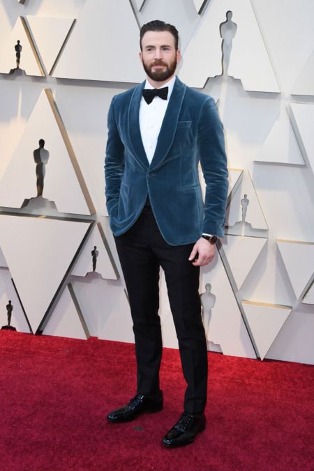 The best velvet looks on men at the Oscars Christopher Robert Evans, Velvet Dinner Jacket, Chris Evans Funny, Oscar Fashion, Chique Outfits, Best Dressed Man, Velvet Suit, Dinner Jacket, Fashion Suits For Men