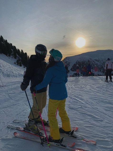 Cute Couple Skiing Pictures, Ski Trip Couple Pictures, Cute Skiing Pics Couples, Ski Date Aesthetic, Ski Trip Aesthetic Couple, Couples Skiing Pictures, Skiing Couple Aesthetic, Ski Couple Aesthetic, Ski Trip Couple