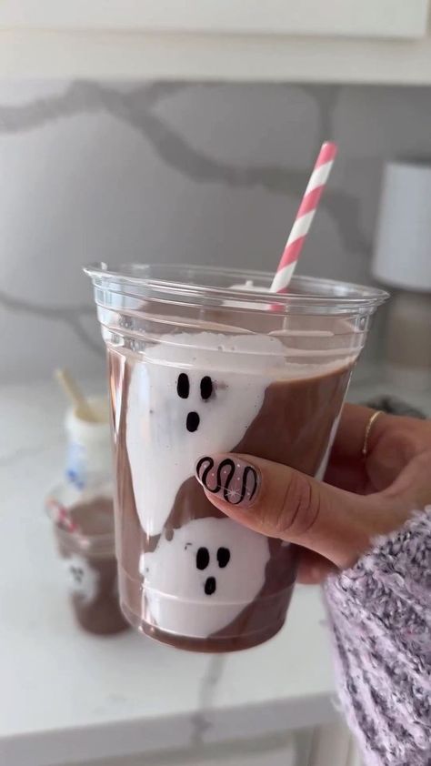 Ghost milk 👻 🥛!! Sooo fun to make these adorable drinks for Halloween! Use Marshmallow fluff for the ghosts and a sharpie for the eyes! Cutest and easy idea!! By @myfourwonders #halloween #halloweenideas #halloweentreats #spookycute #treatsforkids #easydessert #partyideas #partyforkids #halloweenfood #halloweendrink #ghostdrink | Brookie's Cookies | Brookie's Cookies · Original audio Horror Themed Food, Ghost Milk, Halloween Snacks Diy, Ghost Chocolate, Marshmallow Drink, Halloween Chalkboard Art, Brookies Cookies, Halloween Chalkboard, Snacks Diy