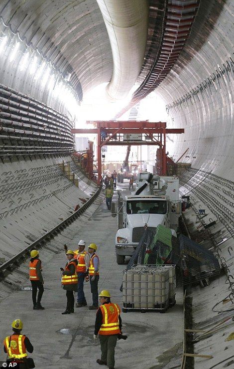 Pictured: The world's most powerful tunnel-boring machine which is five-storeys high and stuck below the streets of Seattle  | Daily Mail Online Construction Pictures, Tunnel Boring Machine, Underground Train, Ing Civil, Underground City, Genius Loci, Civil Construction, Cathedral Architecture, Underground Cities