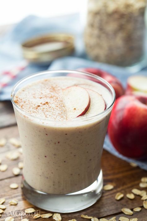 This Apple Crisp Smoothie has all the flavors of this favorite dessert -- apple, oats, and cinnamon -- in a healthy smoothie that's perfect for breakfast (or a healthier dessert!). Oatmeal Smoothies Healthy, Apple Oats, Fall Smoothies, Healthy Apple Crisp, Apple Smoothie, Dessert Oreo, Oatmeal Smoothie Recipes, Oat Smoothie, Best Smoothie Recipes