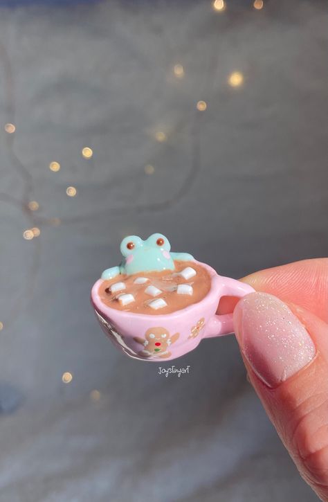 A frog enjoying hot chocolate ✨  This is a cute piece to set on your shelf or have as a desk friend :D  MADE TO ORDER ITEM. ( your piece with be made after purchase.) The piece stands 3/4 of an inch tall and 1 inch wide. This listing is for (1) desk friend. The figurine is made from polymer clay and acrylic paint for details. Glazed with UVresin for shine and protection. All items are handmade and should b treated with care 💕 Clay Pill Holder, Desk Friend, Polymer Clay Kunst, Polymer Clay Figurine, Chocolate Frog, Clay Diy Projects, Clay Crafts Air Dry, Tanah Liat, Cute Polymer Clay