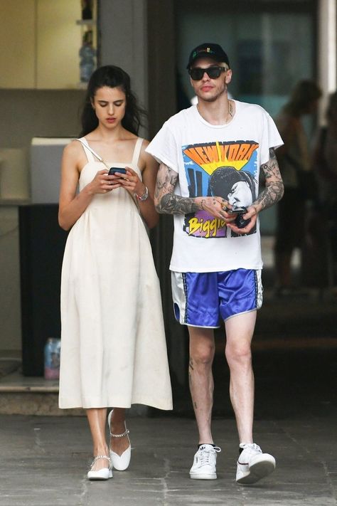 Margaret Qualley, Look Con Short, Pete Davidson, Fashion Couple, White Boys, Look Fashion, Outfit Inspirationen, Fashion Looks, Outfit Inspirations