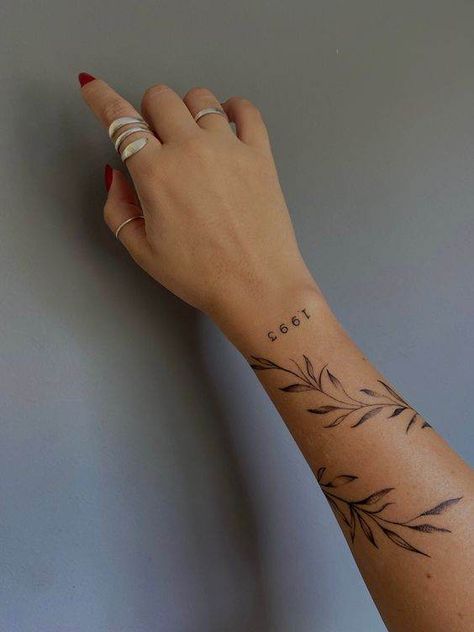 27 Stunning Forearm Tattoos To Vamp Up Your Femininity Arm Wrap Tattoo, Olive Tattoo, Wrap Around Wrist Tattoos, Olive Branch Tattoo, Wrap Around Tattoo, Around Arm Tattoo, Tato Minimal, Wrap Tattoo, Branch Tattoo