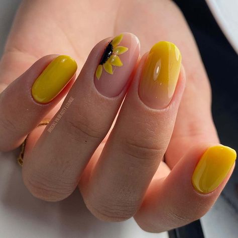 19. Sunflower Manicure Ideas, Cool Spring Nails, Easy Sunflower Nail Art, Haldi Nails, End Of August Nails, Simple Sunflower Nails, Sunflower Gel Nails, Short Nails Yellow, Nail Art Daisy