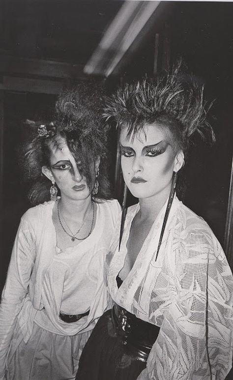 70 Candid and Amazing Photographs That Capture London’s Youth Culture from the Height of Punk ~ vintage everyday Derek Ridgers, Chica Punk, 70s Fashion Men, Blitz Kids, 80s Goth, 70s Punk, 80s Punk, Punk Makeup, Goth Subculture