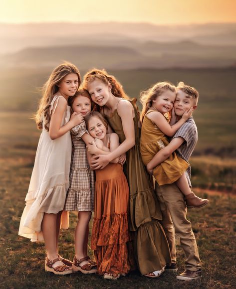 Earth Tone Photoshoot, Extended Family Photography, Large Family Photos, Family Picture Poses, Photography Poses Family, Boho Summer Outfits, Fairytale Photography, Fall Family Photos, Extended Family