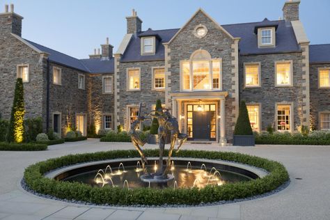 In pictures: Inside Michelle Mone's luxury home she shares with Scots billionaire Doug Barrowman (From Greenock Telegraph) British Mansion, Billionaire Homes, Indoor Spa, Crazy Houses, Mansion Floor Plan, Dream Mansion, Acres Of Land, Mega Mansions, Mansions For Sale