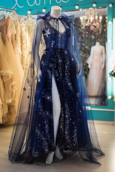 Unique Dress Design, Prom Dress With Split, Gaun Abad Pertengahan, Dress With Split, Fantasy Gowns, Fantasy Dress, Long Prom Dress, Unique Dresses, Fancy Dresses