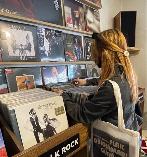 Record Store Date Aesthetic, Listening To Records Aesthetic, Vinyl Shopping Aesthetic, Record Store Photos, Vynl Records Aesthetic, Record Aesthetic Vinyl, Vinyl Shop Aesthetic, Vinyl Store Aesthetic, Record Shop Aesthetic