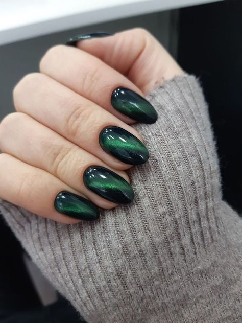 Emerald Manicure, Dark Green Cat Eye Nails, Emerald Green Cat Eye Nails, Glitter Green Nails, Trendy Green Nails, Green Cat Eye Nails, Chic Almond Nails, Green Nail Art Ideas, Green Glitter Nails