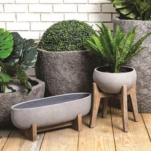 Modern Planters Outdoor, Vase Deco, Plant Pot Diy, Concrete Diy Projects, Indoor Outdoor Planter, Cement Pots, Outdoor Planter, Concrete Crafts, Cement Crafts