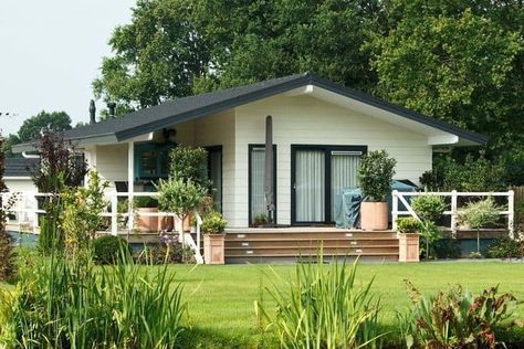 Cottage House Exterior, Small House Design Exterior, Modern Bungalow House, Modern Style House Plans, House Construction Plan, Minimal House Design, Small House Design Plans, Prefabricated Houses, Countryside House